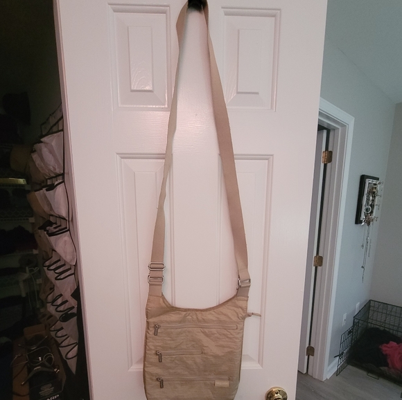 Tan/Champagne Gold Baggallini Crossbody - Picture 1 of 6